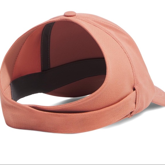 NWT Under Armour Blitzing Wrapback hat